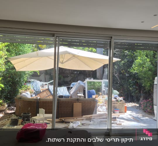 מרפסת עם שמשייה וחפצים שונים